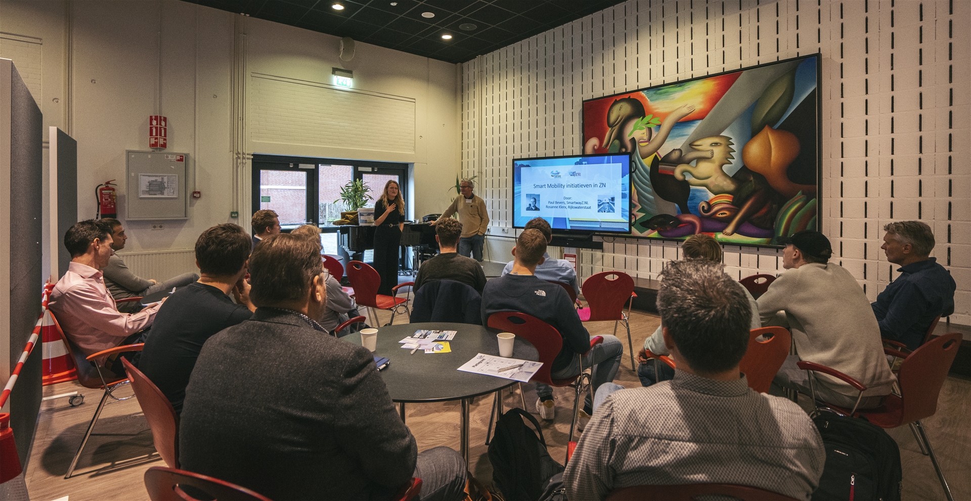 Twee themasessieleiders geven presentatie smart mobility zaal 