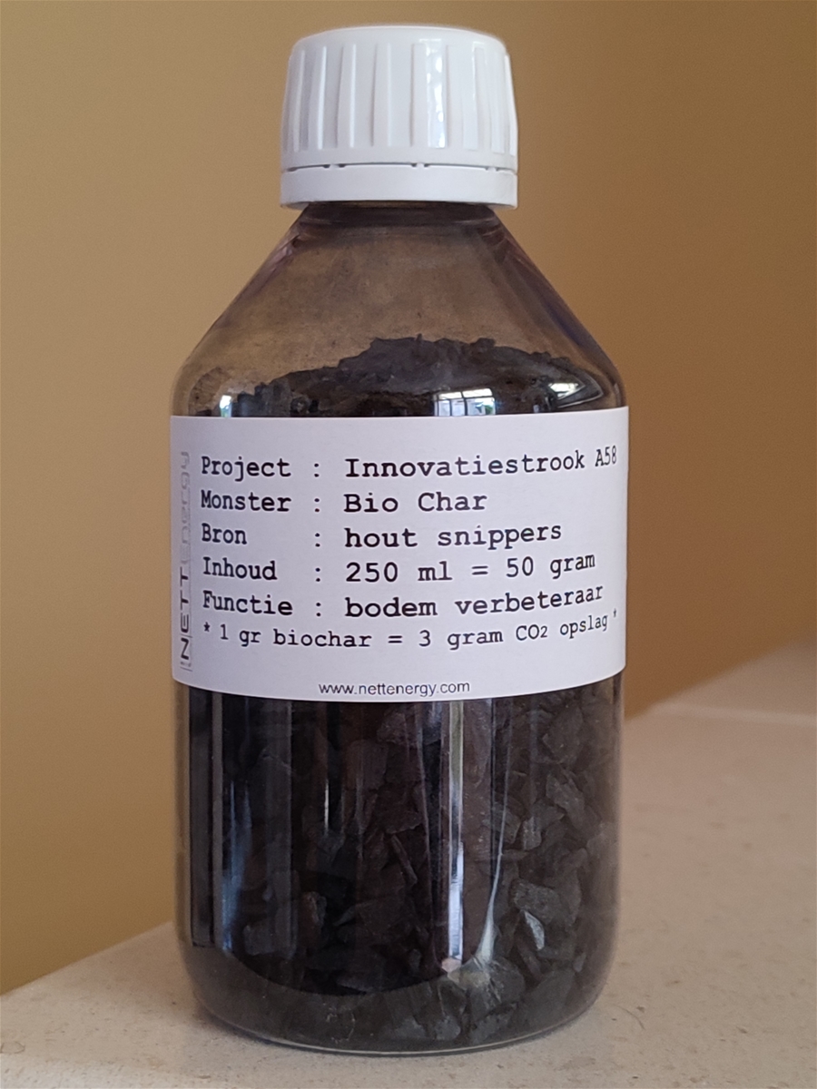 donker flesje met wit etiket met tekst