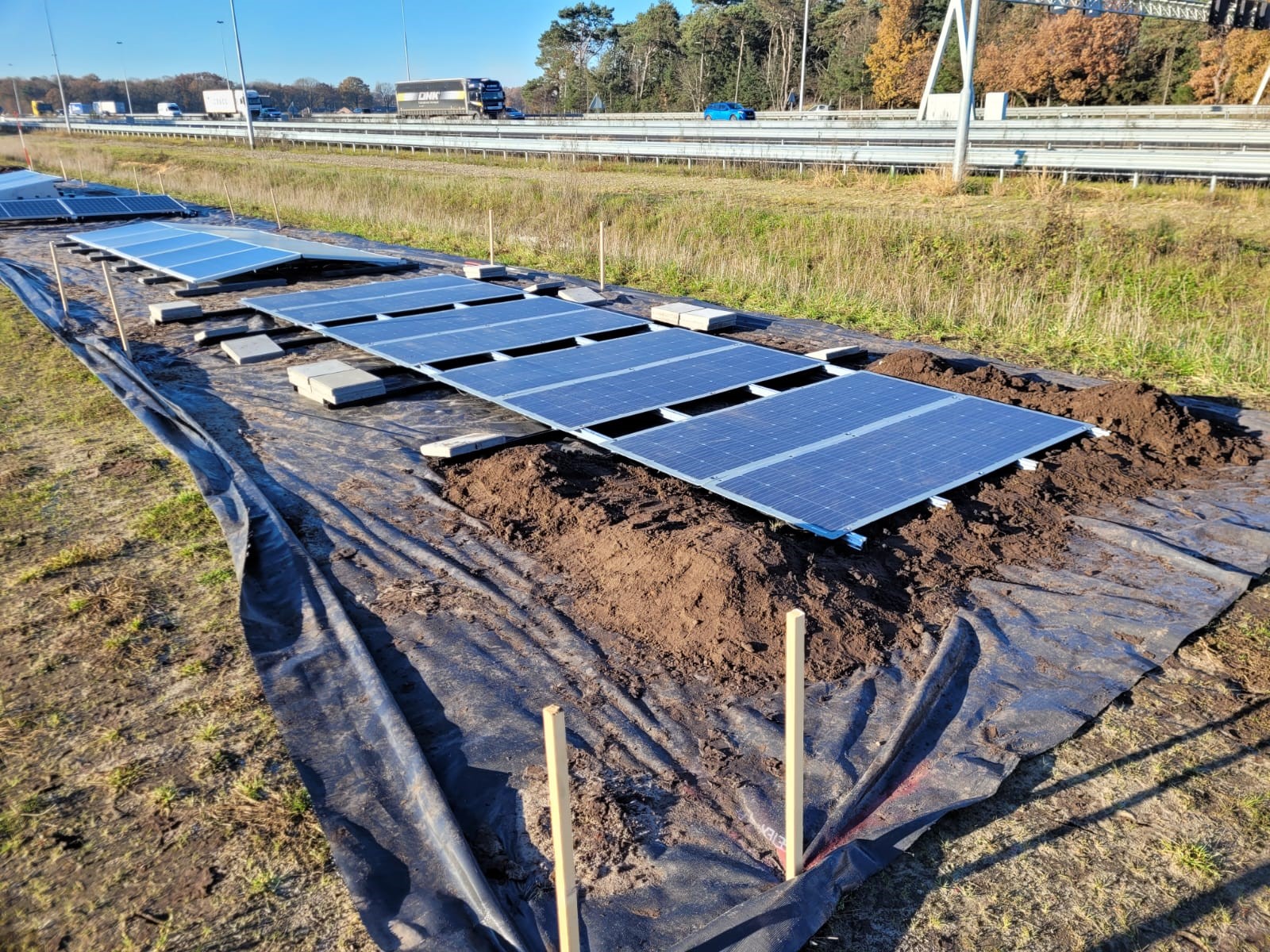 zonnepanelen liggen in de berm langs de snelweg